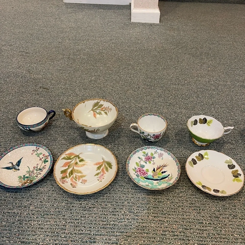Bundle of 8 teacups and saucers